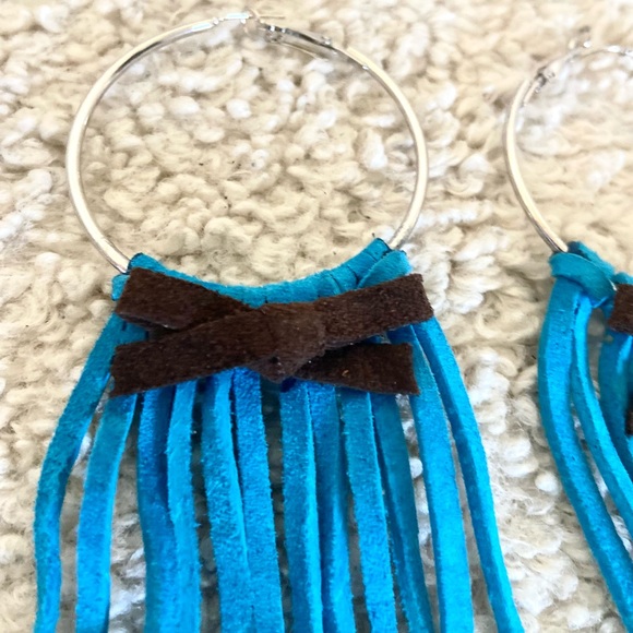 Bright turquoise blue suede cord necklace and earring set. - Picture 5 of 7